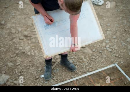 Étudiants universitaires sur un terrain archéologique, dans le cadre de leurs études, niveau de diplôme, Ipplepen, Devon, Royaume-Uni Banque D'Images