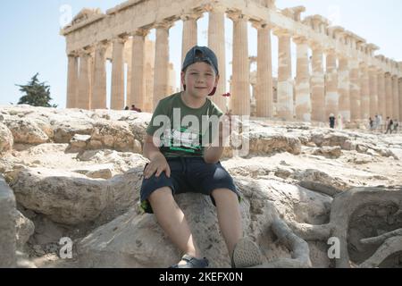 Parthénon temple, vieilles ruines grecques à la journée ensoleillée à l'Acropole d'Athènes, Grèce. Acropole d'Athènes sur une colline avec de magnifiques ruines du Parthénon Banque D'Images