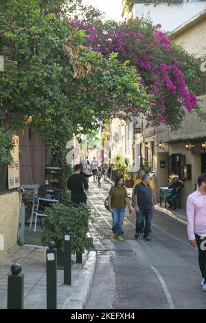 ATHÈNES, GRÈCE - MAI, 2022: Vue sur la rue dans le quartier de Plaka d'Athènes, arrière-plan Acropole Banque D'Images