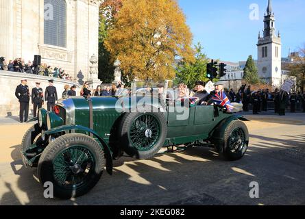 Londres, Royaume-Uni 12 novembre 2022. Il y avait un soleil glorieux pour le défilé du Lord Mayor's Show dans le Square Mile historique. La procession passe devant la cathédrale Saint-Paul. Crédit : Monica Wells/Alay Live News Banque D'Images