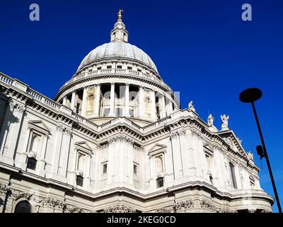 La cathédrale Saint-Paul de Londres, construite après le Grand incendie de Londres en 1666, est le chef-d'œuvre de Christopher Wren et l'un des plus grands attraits touristiques Banque D'Images