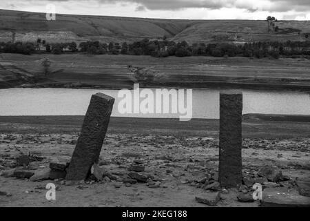 Les anciens piliers de chemin et de porte ont réapparu au barrage de Baitings après des mois de pluie faible ou nulle Banque D'Images