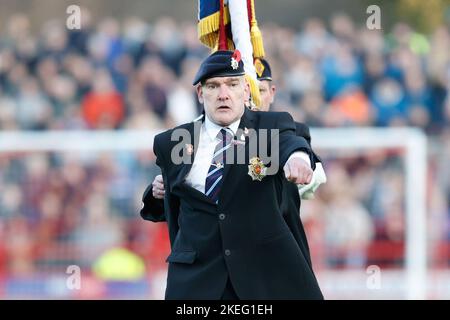 Un vétéran militaire marche pendant le match Sky Bet League 1 Accrrington Stanley vs Sheffield mercredi au stade Wham, à Accrington, Royaume-Uni, 12th novembre 2022 (photo de Phil Bryan/News Images) Banque D'Images