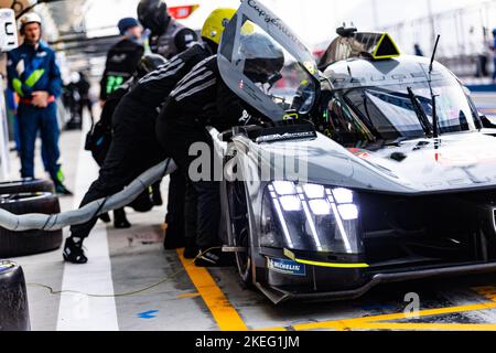 94 DUVAL Loic (fra),MENEZES Gustavo (BRA),ROSSITER James (gbr), Peugeot TotalEnergies Hybrid 9X8 Hypercar, mécanicien, mécanicien pendant les 8 heures de Bahreïn 2022, 6th tour du Championnat du monde d'endurance FIA 2022 sur le circuit international de Bahreïn de 9 novembre à 12, 2022 à Sakhir, Bahreïn - photo Joao Filipe / DPPI Banque D'Images