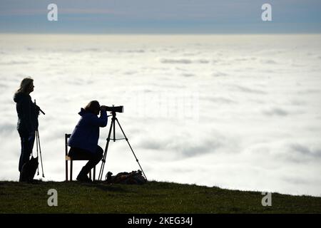 Kozakov, République tchèque. 12th novembre 2022. On peut observer une inversion de température à Kozakov, dans le paradis de Bohême, en République tchèque. En raison de l'inversion atmosphérique (températures plus élevées en altitude), les touristes peuvent voir plus de 70 kilomètres de la montagne Kozakov. Une haute pression stable provoque un temps froid et brumeux dans les basses terres et un temps ensoleillé dans les montagnes. (Credit image: © Slavek Ruta/ZUMA Press Wire) Credit: ZUMA Press, Inc./Alamy Live News Banque D'Images