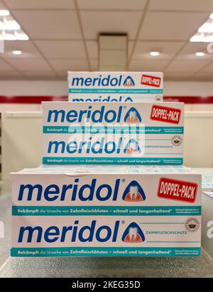 Kiel, Allemagne - 09. Novembre 2022: Plusieurs paquets de dentifrice de marque Meridol sur une étagère de supermarché Banque D'Images