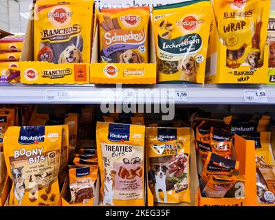 Kiel, Allemagne - 09. Novembre 2022: Friandises pedigree pour chiens dans un supermarché Banque D'Images