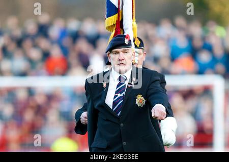 Un vétéran militaire marche pendant le match Sky Bet League 1 Accrrington Stanley vs Sheffield mercredi au stade Wham, à Accrington, Royaume-Uni, 12th novembre 2022 (photo de Phil Bryan/News Images) Banque D'Images