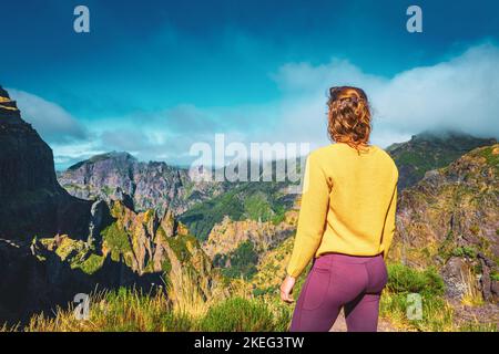 Description: Femme appréciant le paysage de montagne de point de vue très pittoresque le long de la randonnée à Pico Ruivo dans la matinée. Pico do Arieiro, île de Madère Banque D'Images