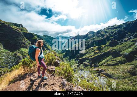 Description: Femme appréciant le paysage de montagne de point de vue très pittoresque le long de la randonnée à Pico Ruivo à midi. Pico do Arieiro, Île de Madère, Port Banque D'Images