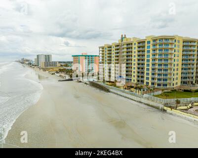 Daytone Beach érosion après l'ouragan Nicole Ocean Vistas location de vacances bord de mer Daytona Beach Shores Banque D'Images