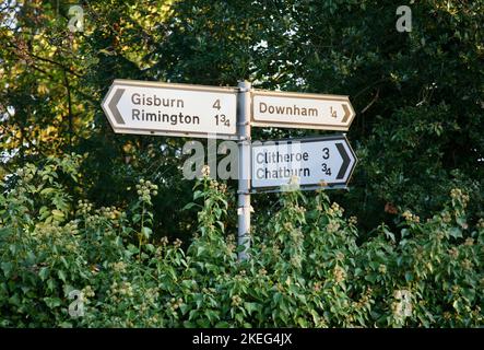 Un vieux panneau sur le bord du village, Downham, Clitheroe, Lancashire, Royaume-Uni, Europe Banque D'Images