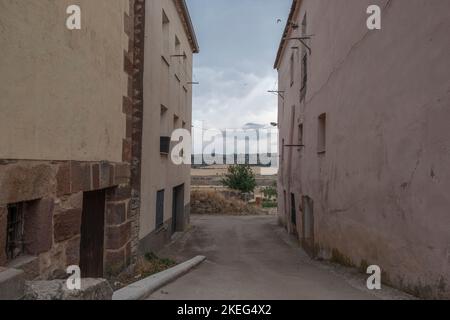 Un cliché pittoresque de bâtiments abandonnés à Alcolea del Pinar dans la province de Guadalajara Banque D'Images