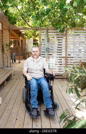 Un style de vie d'un vrai homme handicapé en fauteuil roulant. Banque D'Images