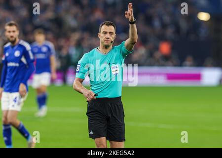 GELSENKIRCHEN, ALLEMAGNE - NOVEMBRE 12: Arbitre Felix Zwayer lors du match allemand de la Bundesliga entre le FC Schalke 04 et le Bayern Munchen à l'arène Veltins sur 12 novembre 2022 à Gelsenkirchen, Allemagne (photo de Marcel ter Pals/Orange Pictures) Banque D'Images