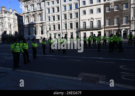 Londres, Royaume-Uni. 12th novembre 2022. Des milliers d'Albanais protestent à Londres contre les déclarations discriminatoires et xénophobes de la ministre de l'intérieur britannique Suella Braverman, qui a décrit les Albanais vivant au Royaume-Uni comme des criminels qui bloakent le Westminster. Depuis plus de 30 ans, le gouvernement et les médias du Royaume-Uni ont menti et propagé contre une autre race, une autre culture et une autre nation. Les Albanais disent que le Gouvernement du Royaume-Uni les discrédite plus que toute autre race. Ils se demandent pourquoi ont-ils été singularisés ? Londres, Royaume-Uni. - 12 novembre 2022. Crédit : voir Li/Picture Capital/Alamy Live News Banque D'Images