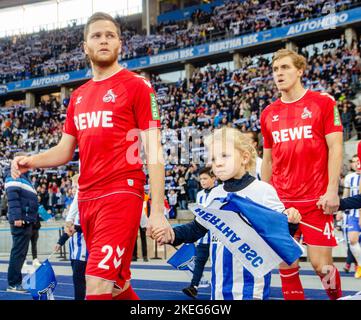 Berlin, Berlin, Allemagne. 12th novembre 2022. Les joueurs du FC Cologne BENNO SCHMITZ (2, à gauche) et TIMO HUEBERS (4, à droite) marchent sur le terrain avant le BSC de Hertha contre le Bundesliga du FC Cologne à l'Olympiastadion à Berlin, en Allemagne, sur 12 novembre 2022. (Image de crédit : © Kai Dambach/ZUMA Press Wire) Banque D'Images