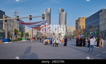 Lusail boulevard dans la ville de Lusail, au Qatar, prise de vue de l'après-midi montrant la préparation du Qatar pour la coupe du monde de la FIFA 2022 avec drapeaux des comtés participants Banque D'Images