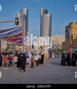 Lusail boulevard dans la ville de Lusail, au Qatar, prise de vue de l'après-midi montrant la préparation du Qatar pour la coupe du monde de la FIFA 2022 avec drapeaux des comtés participants Banque D'Images