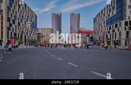 Lusail boulevard dans la ville de Lusail, au Qatar, prise de vue de l'après-midi montrant la préparation du Qatar pour la coupe du monde de la FIFA 2022 avec drapeaux des comtés participants Banque D'Images