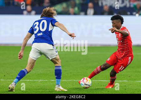 GELSENKIRCHEN, ALLEMAGNE - NOVEMBRE 12 : Alex Kral du FC Schalke 04, Kingsley Coman du Bayern Munchen pendant le match allemand de la Bundesliga entre le FC Schalke 04 et le Bayern Munchen à Veltins Arena sur 12 novembre 2022 à Gelsenkirchen, Allemagne (photo de Marcel ter Pals/Orange Pictures) Banque D'Images