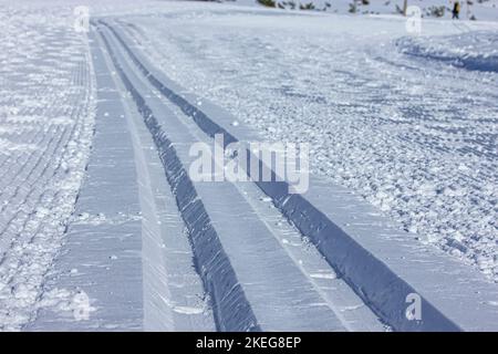 Piste de ski de fond dans la neige blanche Banque D'Images