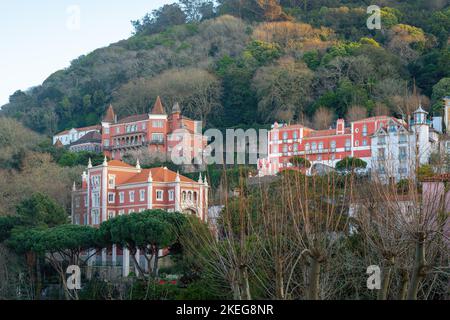 Vue sur les bâtiments des collines de Sintra avec le palais de Valencas et la Casa dos Penedos - Sintra, Portugal Banque D'Images