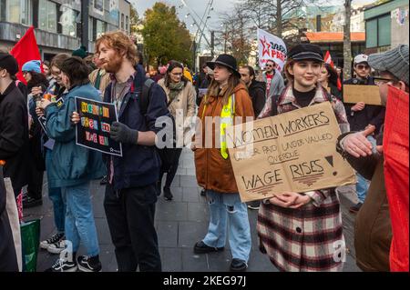 Cork, Irlande. 12th novembre 2022. Une manifestation de la campagne du coût de la vie a eu lieu aujourd'hui à Cork et a attiré environ 500 personnes. La manifestation était l'une des nombreuses dans tout le pays aujourd'hui appelant le gouvernement à intervenir dans ce que les manifestants prétendent être en train de professer. Crédit : AG News/Alay Live News Banque D'Images