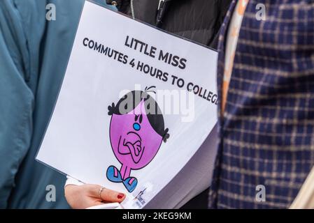 Cork, Irlande. 12th novembre 2022. Une manifestation de la campagne du coût de la vie a eu lieu aujourd'hui à Cork et a attiré environ 500 personnes. La manifestation était l'une des nombreuses dans tout le pays aujourd'hui appelant le gouvernement à intervenir dans ce que les manifestants prétendent être en train de professer. Crédit : AG News/Alay Live News Banque D'Images