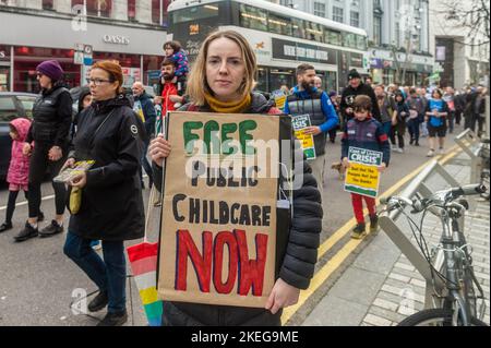 Cork, Irlande. 12th novembre 2022. Une manifestation de la campagne du coût de la vie a eu lieu aujourd'hui à Cork et a attiré environ 500 personnes. La manifestation était l'une des nombreuses dans tout le pays aujourd'hui appelant le gouvernement à intervenir dans ce que les manifestants prétendent être en train de professer. Caitriona ni Chathain s'est rendu de Limerick pour prendre part à la manifestation. Crédit : AG News/Alay Live News Banque D'Images