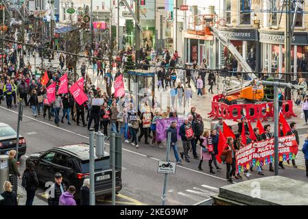 Cork, Irlande. 12th novembre 2022. Une manifestation de la campagne du coût de la vie a eu lieu aujourd'hui à Cork et a attiré environ 500 personnes. La manifestation était l'une des nombreuses dans tout le pays aujourd'hui appelant le gouvernement à intervenir dans ce que les manifestants prétendent être en train de professer. Crédit : AG News/Alay Live News Banque D'Images