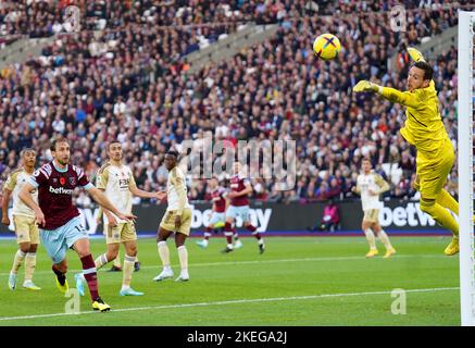 Danny Ward, gardien de Leicester City (à droite), enregistre une photo de Craig Dawson, de West Ham United, lors du match de la Premier League au London Stadium, à Londres. Date de la photo: Samedi 12 novembre 2022. Banque D'Images