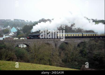 « Lydham Manor » (en cours d'exécution comme pionnier de classe 7800 « Torquay Manor ») au Viaduc de Broadsands. Banque D'Images