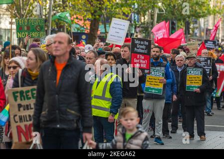 Cork, Irlande. 12th novembre 2022. Une manifestation de la campagne du coût de la vie a eu lieu aujourd'hui à Cork et a attiré environ 500 personnes. La manifestation était l'une des nombreuses dans tout le pays aujourd'hui appelant le gouvernement à intervenir dans ce que les manifestants prétendent être en train de professer. Crédit : AG News/Alay Live News Banque D'Images