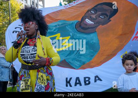 Londres, Royaume-Uni. 12 novembre 2022. Marvina Newton, BLM, parlant. Mille personnes sont venues pour la marche de la Coalition contre le climat à Trafalgar Square à l'occasion d'une Journée mondiale d'action pour la justice climatique, organisée par les mouvements africains en COP27 en Égypte. Ils exigent que le gouvernement britannique arrête ses plans de destruction du climat et prenne des mesures pour résoudre le coût de la vie et les crises climatiques, y compris des financements urgents et des réparations pour la destruction massive de vies et de moyens de subsistance dans le sud du monde. Peter Marshall/Alay Live News Banque D'Images