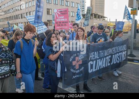 Londres, Royaume-Uni. 12 novembre 2022. Les travailleurs de la santé exigent la justice climatique. Mille personnes sont venues pour la marche de la Coalition contre le climat à Trafalgar Square à l'occasion d'une Journée mondiale d'action pour la justice climatique, organisée par les mouvements africains en COP27 en Égypte. Ils exigent que le gouvernement britannique arrête ses plans de destruction du climat et prenne des mesures pour résoudre le coût de la vie et les crises climatiques, y compris des financements urgents et des réparations pour la destruction massive de vies et de moyens de subsistance dans le sud du monde. Peter Marshall/Alay Live News Banque D'Images