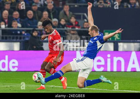 GELSENKIRCHEN, ALLEMAGNE - NOVEMBRE 12: Kingsley Coman de Bayern Munchen, Henning Matriciani du FC Schalke 04 pendant le match allemand de Bundesliga entre le FC Schalke 04 et le Bayern Munchen à Veltins Arena sur 12 novembre 2022 à Gelsenkirchen, Allemagne (photo de Marcel ter Bals/Orange Pictures) Banque D'Images