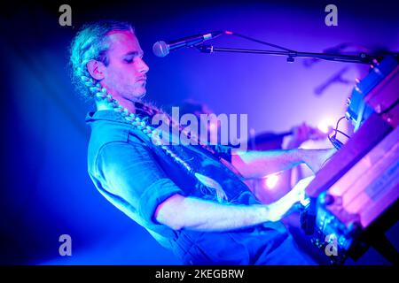 Édimbourg, Écosse. Jeudi 10 novembre 2022. Le groupe écossais Meursault est sur scène au Summerhall d'Édimbourg. Formé à Édimbourg en 2006, Meursault est le projet musical du chanteur-compositeur Neil Pennycook. Cette performance a débuté la dernière gamme du groupe qui a enregistré un nouvel album sur l'île de Skye, dont la sortie est prévue pour 2023. Banque D'Images