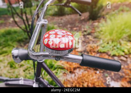 Jolie cloche à vélo femelle. Concept de sécurité routière et de conception Banque D'Images