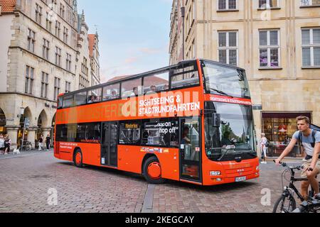 25 juillet 2022, Munster, Allemagne : bus à impériale à arrêts multiples touris excursion dans la vieille ville Banque D'Images