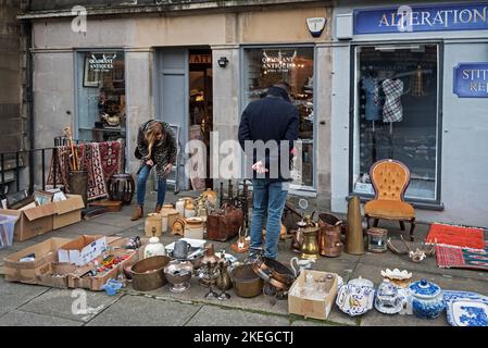 Un jeune couple navigue devant un magasin d'antiquités sur Dundas Street dans la nouvelle ville d'Édimbourg. Banque D'Images