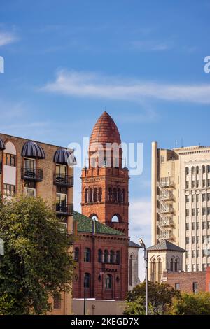 San Antonio, Texas scène avec des bâtiments pendant une belle journée d'été. Banque D'Images