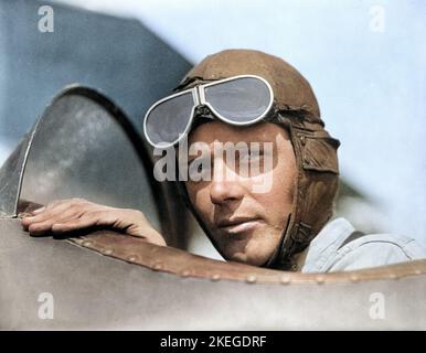 Charles Lindbergh, portant un casque avec des lunettes, dans le cockpit ouvert de l'avion à Lambert Field, St. Louis, Missouri 1923 - colorisé Banque D'Images