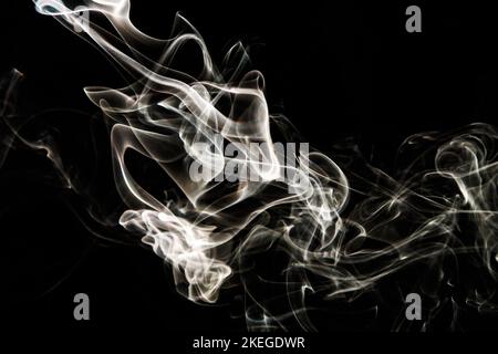 Texture effet fumée.Arrière-plan isolé.Toile de fond noire et sombre.Feu fumé et effet mistique.Vague spirituelle.Image de stock de brume photoréaliste. Banque D'Images