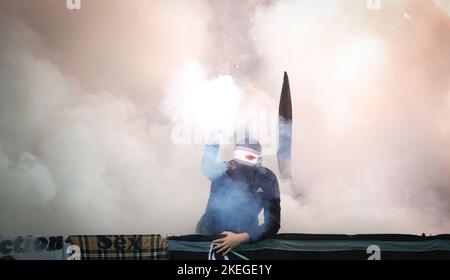 Les supporters de Charleroi photographiés lors d'un match de football entre Sporting Charleroi et KV Mechelen, samedi 12 novembre 2022 à Charleroi, le 17 e jour de la première division du championnat belge de la « Jupiler Pro League » 2022-2023. BELGA PHOTO VIRGINIE LEFOUR Banque D'Images