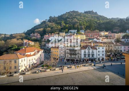 Place de la République dans la vieille ville de Sintra avec le château mauresque en arrière-plan - Sintra, Portugal Banque D'Images