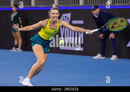 Glasgow, Écosse, le 10th novembre 2022. Heather Watson, de Team GB, prend Storm Sanders, d'Australie, lors de la demi-finale de la coupe Billy Jean King. Banque D'Images