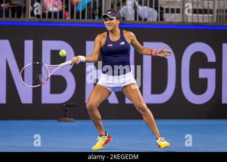 Glasgow, Écosse, le 10th novembre 2022. Heather Watson, de Team GB, prend Storm Sanders, d'Australie, lors de la demi-finale de la coupe Billy Jean King. Banque D'Images