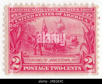 États-Unis - 1907 26 avril : timbre-poste de 2 cents de la carmin représentant l'atterrissage du capitaine Smith et des colons à Chesapeake Bay, question de l'exposition de Jamestown. Premier établissement permanent en anglais dans les Amériques. Capitaine Smith, soldat anglais, explorateur, gouverneur colonial, amiral de la Nouvelle-Angleterre, et auteur. Il a joué un rôle important dans l'établissement de la colonie à Jamestown, en Virginie, la première colonie anglaise permanente en Amérique, au début du 17th siècle. Il a été un chef de la colonie de Virginie entre septembre 1608 et août 1609, et il a dirigé une exploration le long des rivières de la Virginie Banque D'Images