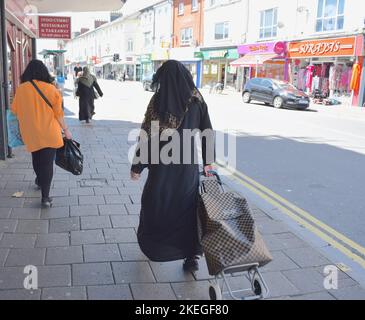 Les femmes musulmanes font du shopping dans la ville britannique par beau temps. Banque D'Images